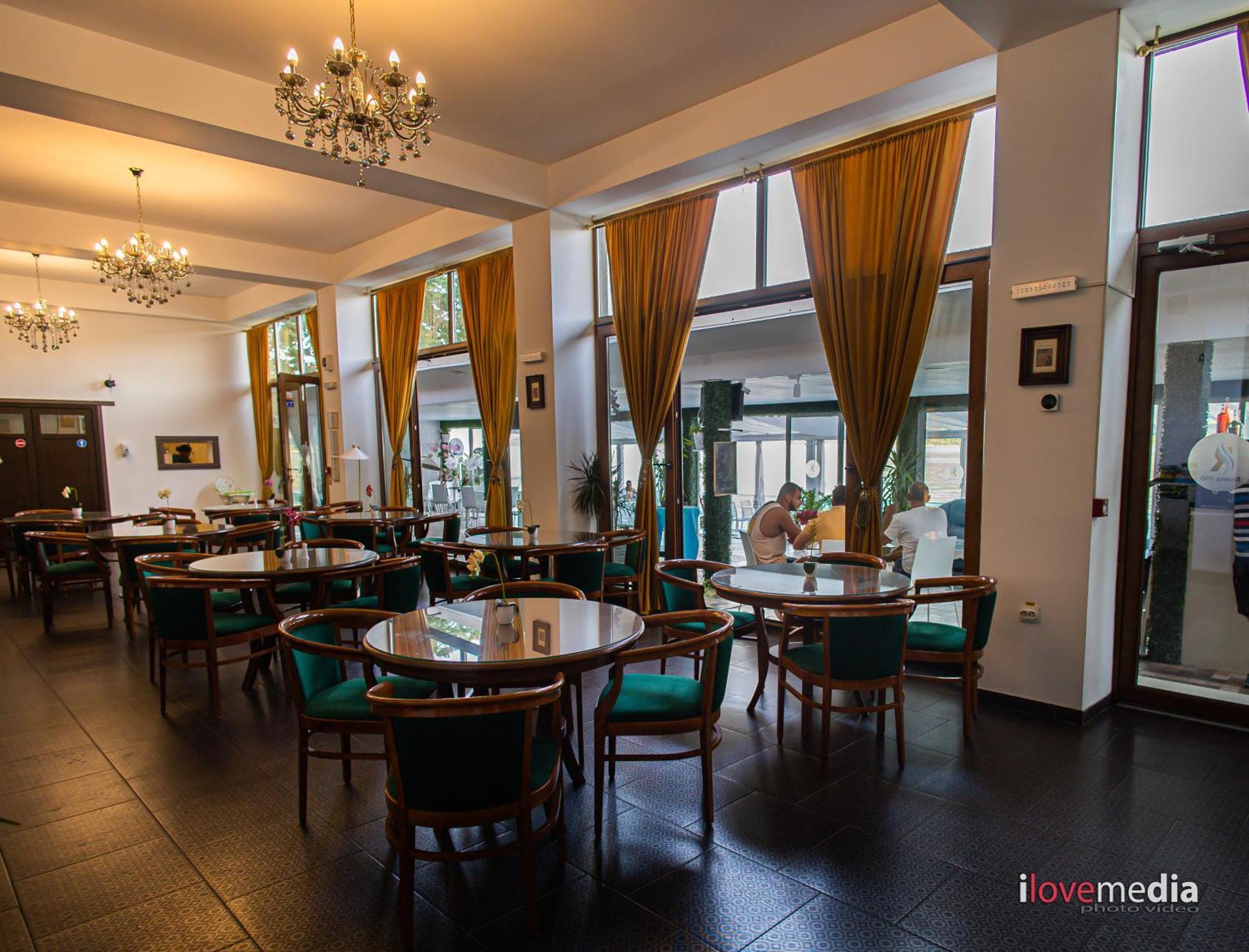 Riviera 990 - Resort & Restaurant Ieşelniţa Buitenkant foto